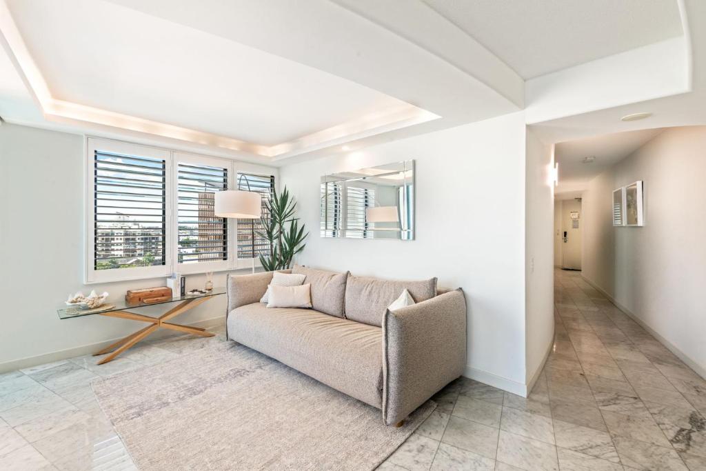 Posezení v ubytování Sirocco 508 by G1 - Two Bedroom Beachfront unit