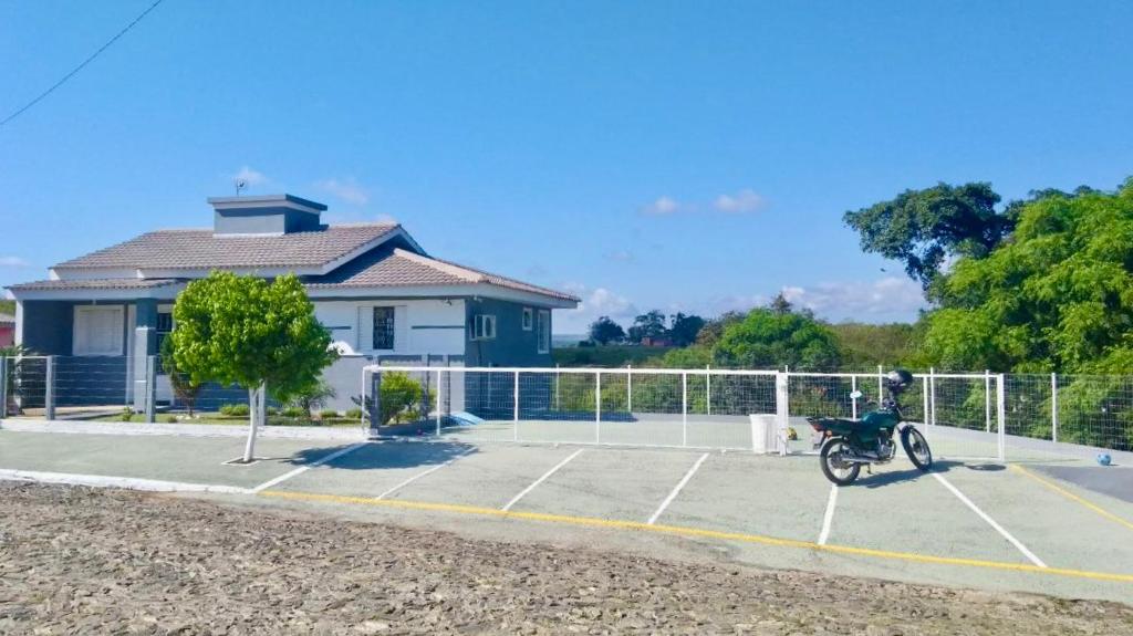 um campo de ténis em frente a um edifício em Pousada JP em Vila Nova do Sul
