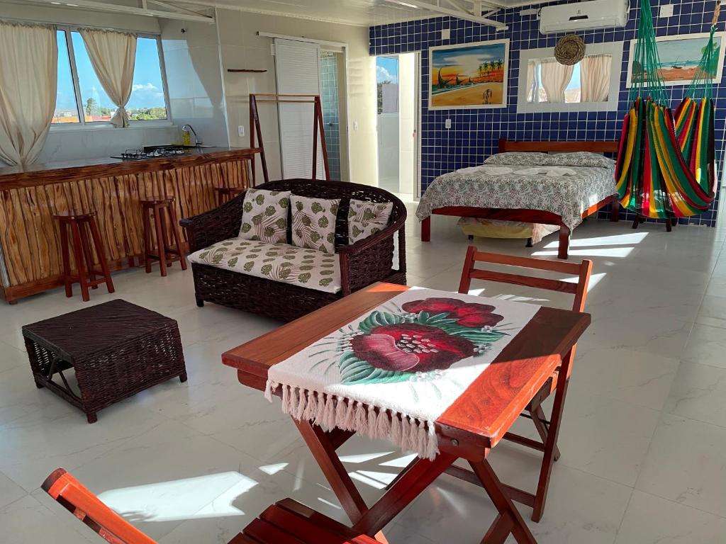 d'un salon avec des chaises et une table avec une table sidx sidx sidx dans l'établissement Flat com Varanda e Vista Mar, à Paracuru