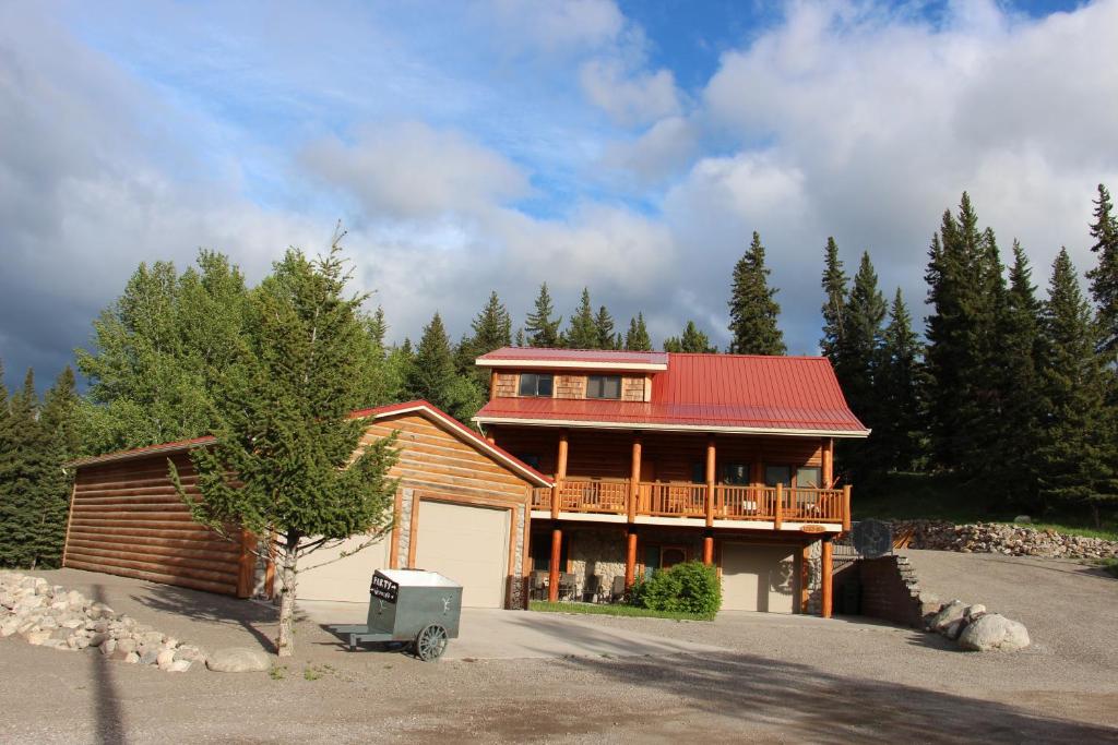 una casa grande con techo rojo en York Creek Bed & Breakfast, en Coleman