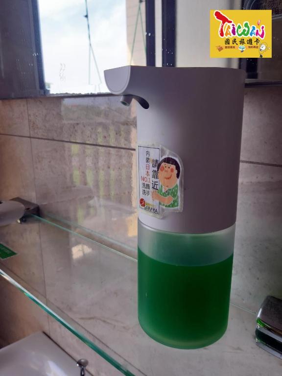 a trash can with a sticker on the side of it at 充電樁 羅東雲朵朵Cloud B&amp;B 免費洗衣機 烘衣機 星巴克咖啡豆 國旅卡特約店 in Luodong