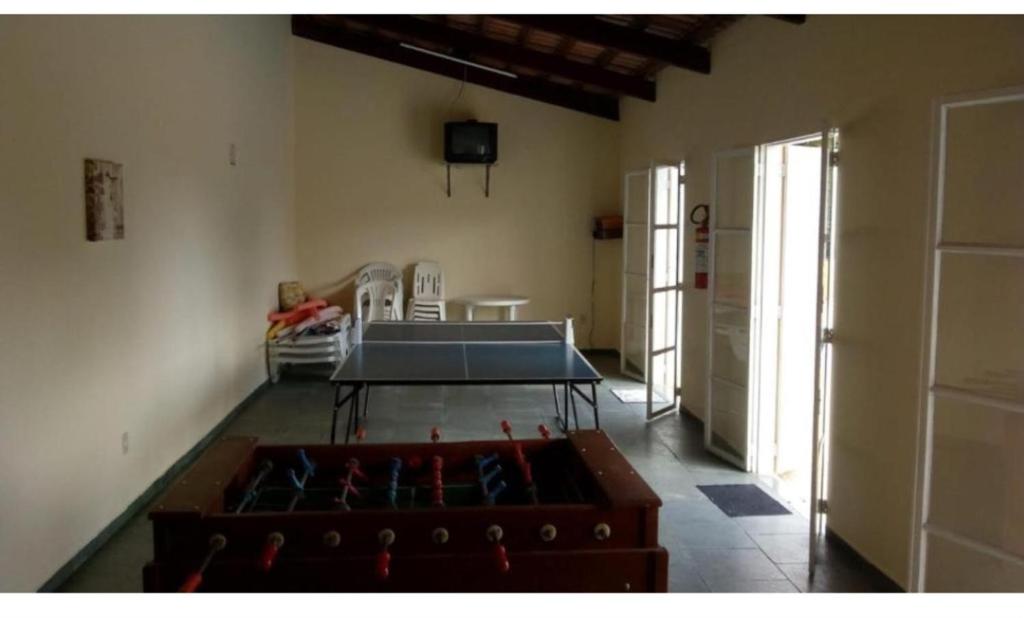 una stanza con tavolo da ping pong al centro di Casa Aconchegante em Serra Negra a Serra Negra
