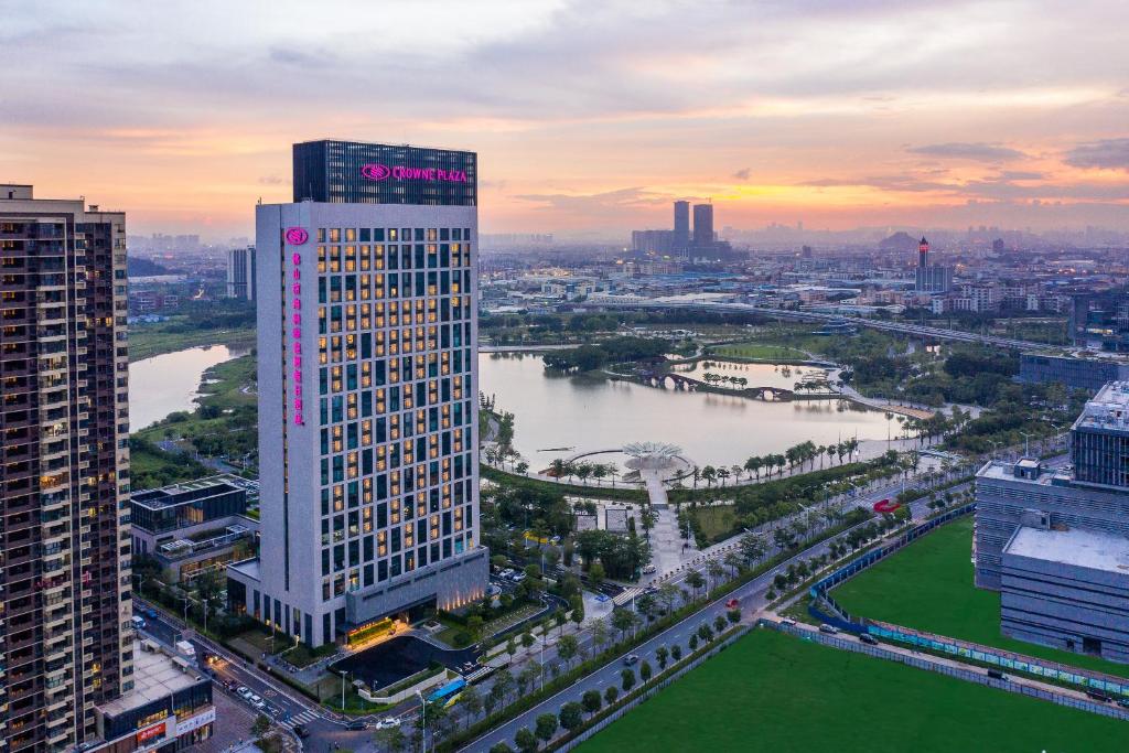 widok na miasto z wysokim budynkiem w obiekcie Crowne Plaza Foshan Nanhai - an IHG Hotel w Guangzhou