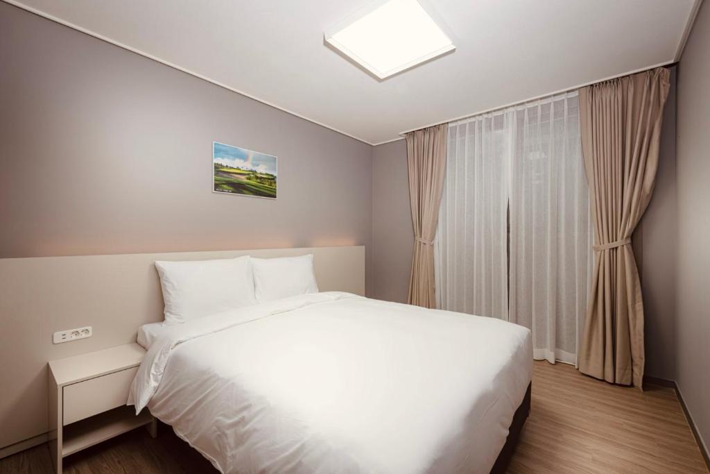 Postel nebo postele na pokoji v ubytování Sollago Myeongdong Hotel & Residence