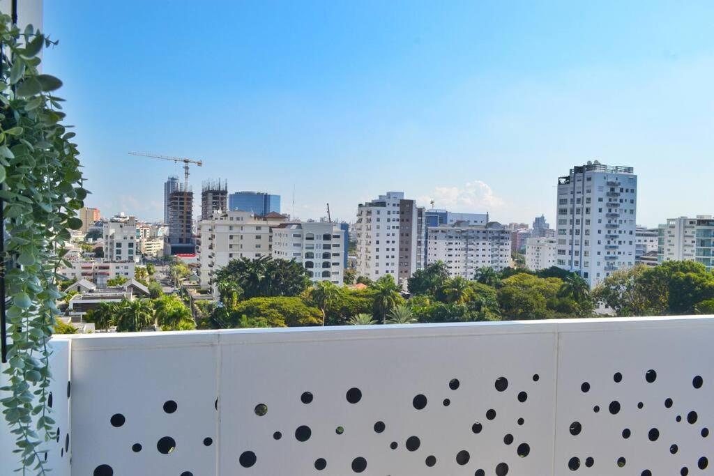 een balkon met uitzicht op de skyline van de stad bij Comfy Business Apartment in Piantini *LuxuryStay* in Santo Domingo