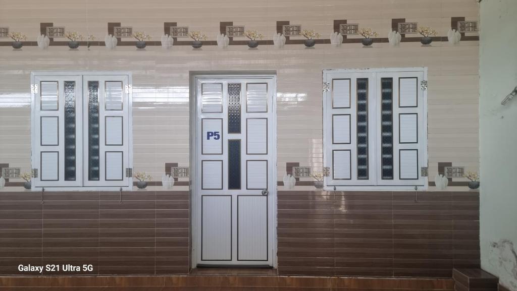 um grupo de três portas num edifício em Nhà nghỉ Hồng Vân em Phan Rang