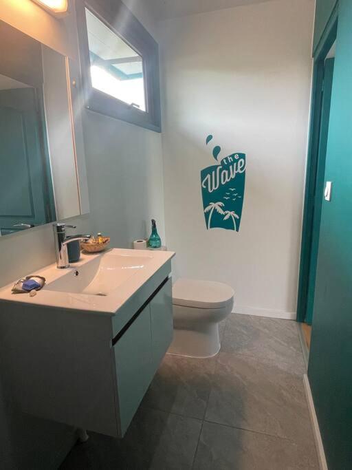 Een badkamer bij Bungalow Tiny House Puunui