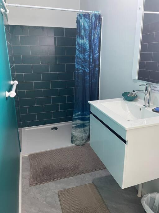 Een badkamer bij Bungalow Tiny House Puunui