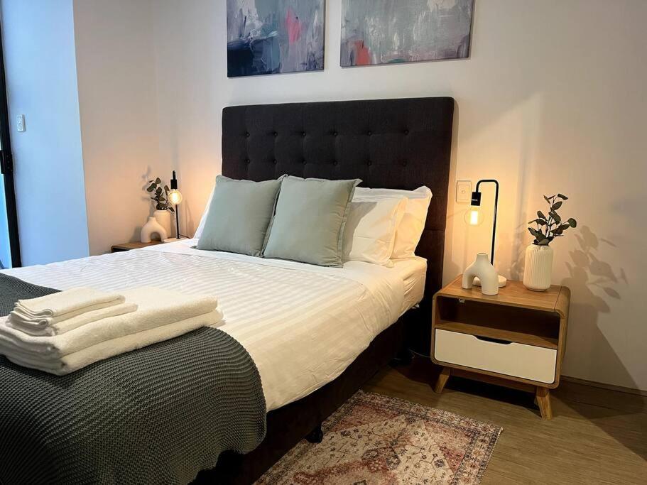 柏斯的住宿－A city oasis - cozy 1 bed apartment，一间卧室配有一张大床和黑色床头板