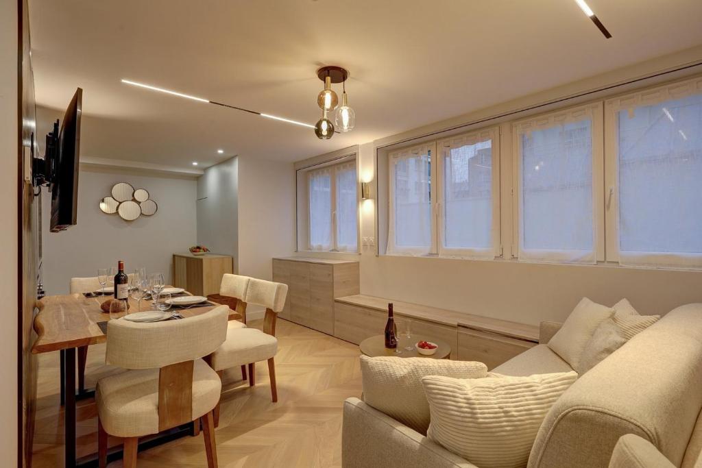 - un salon avec un canapé et une table dans l'établissement 368 Suite Fondary 3 - Superb apartment in Paris, à Paris