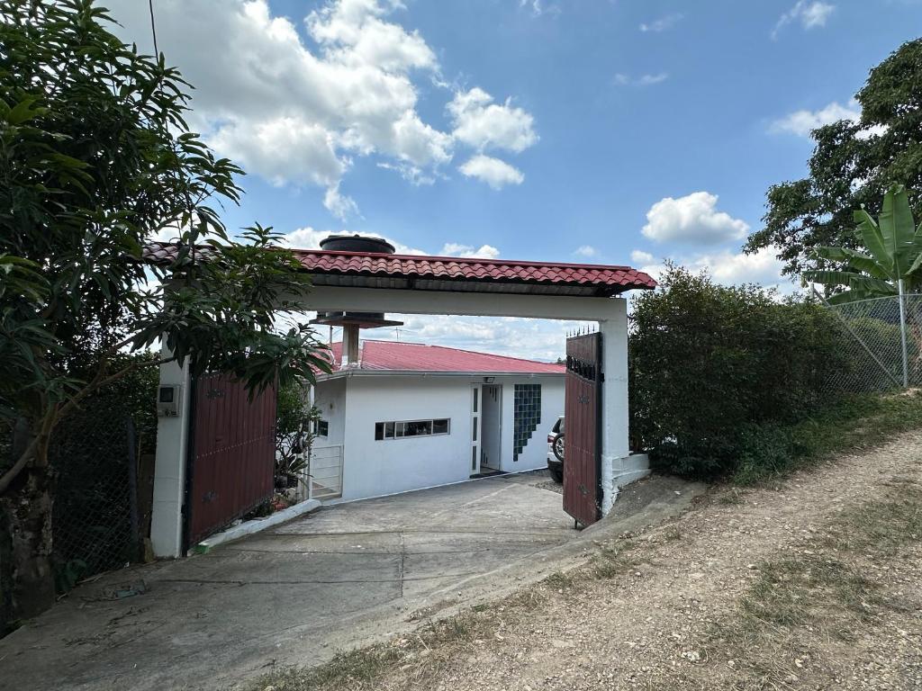 eine weiße Garage mit rotem Dach in der Unterkunft Finca las marias in Tena