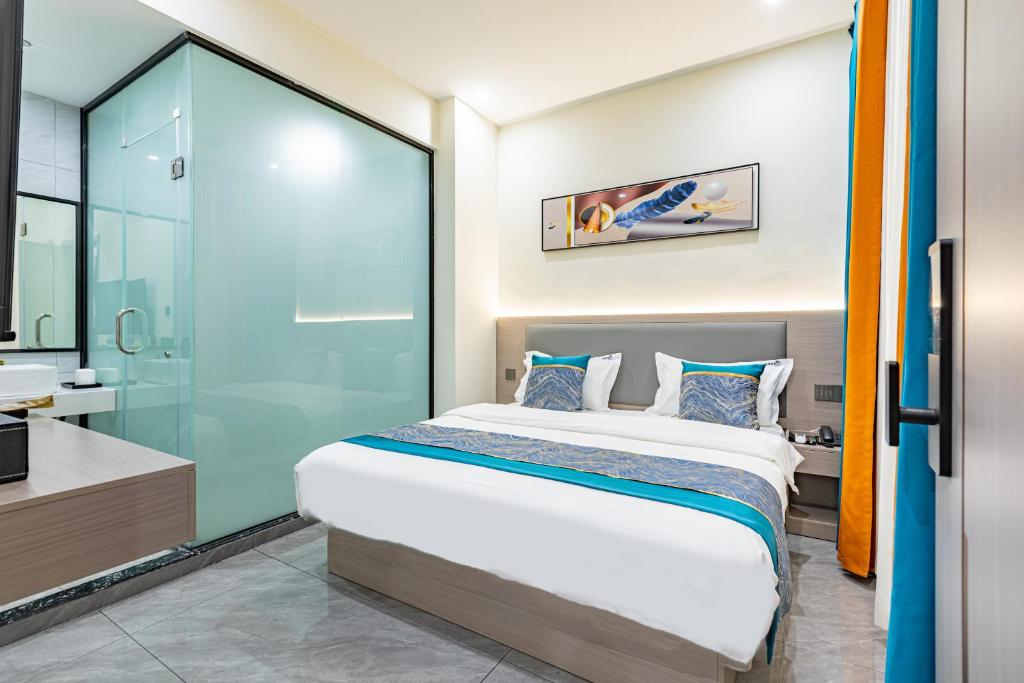 Postel nebo postele na pokoji v ubytování Zhuhai Golden Lake Bay Hotel