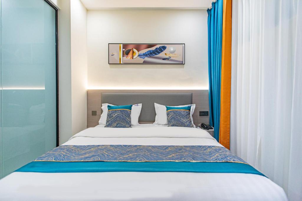 Postel nebo postele na pokoji v ubytování Zhuhai Golden Lake Bay Hotel