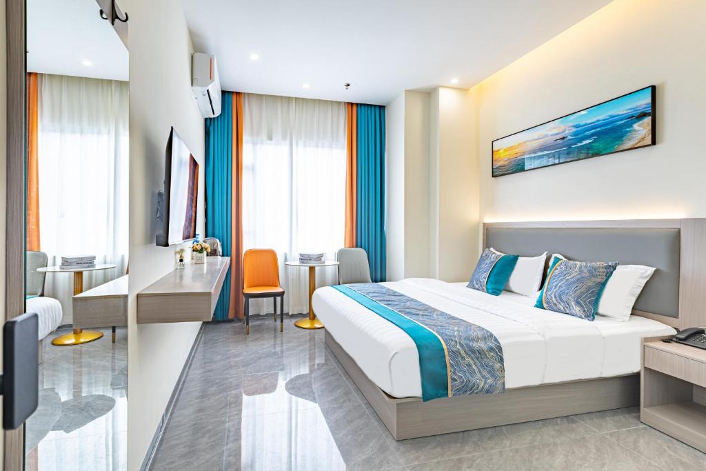 Pokój hotelowy z łóżkiem i biurkiem w obiekcie Zhuhai Golden Lake Bay Hotel w mieście Zhuhai