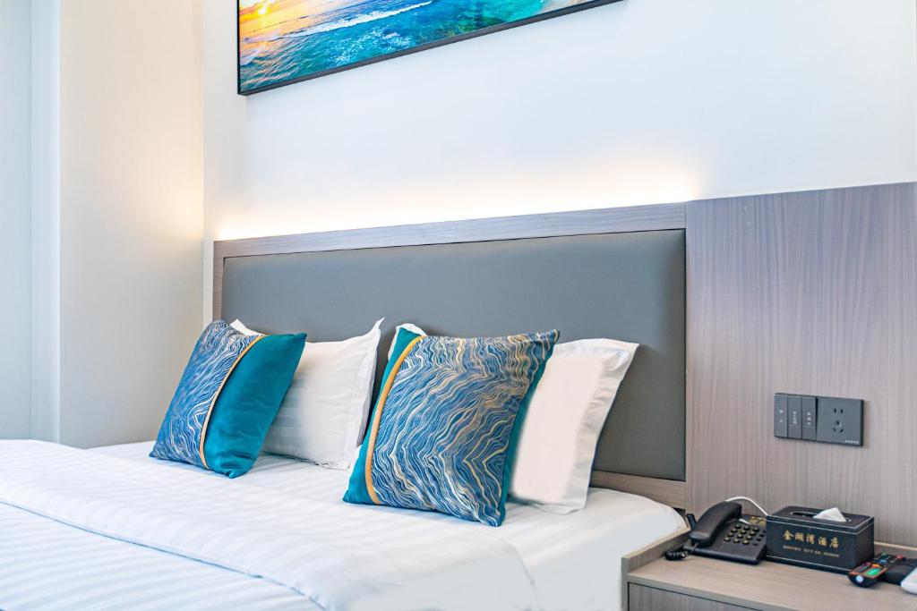 Postel nebo postele na pokoji v ubytování Zhuhai Golden Lake Bay Hotel
