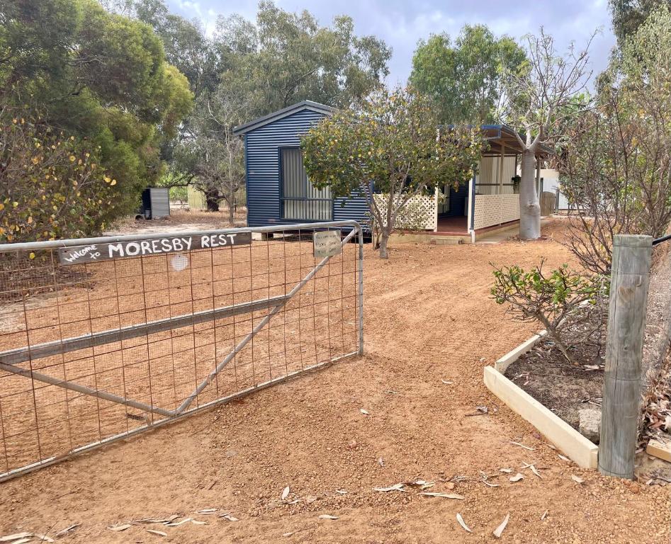 una cerca frente a una casa en un patio en Cosy Cottage in Geraldton - "Moresby Rest", en Bluff Point