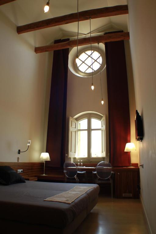 A bed or beds in a room at Hotel Sant Roc