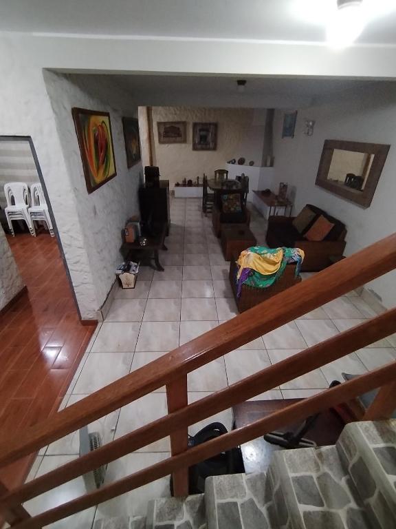 uma vista aérea de uma sala de estar com sofás em Casa BBb Punta Hermosa Planicie em Punta Hermosa