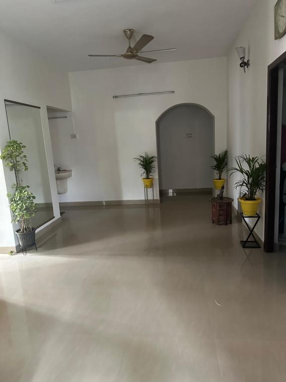 um quarto com vasos de plantas e um tecto em Luxurious Homely Private Room In Posh Locality One em Chennai