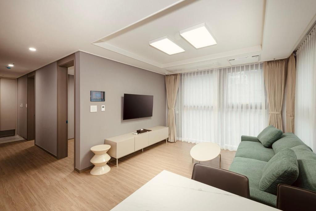 TV a/nebo společenská místnost v ubytování Sollago Myeongdong Hotel & Residence