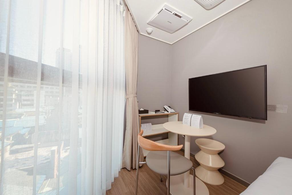 TV a/nebo společenská místnost v ubytování Sollago Myeongdong Hotel & Residence
