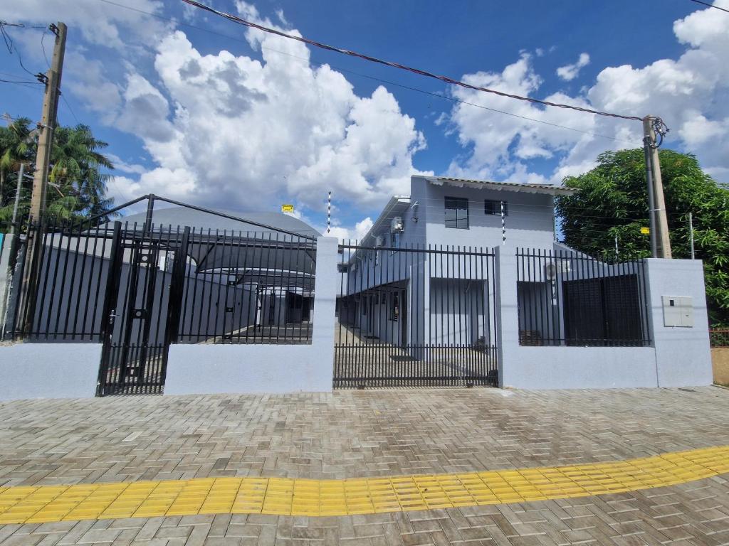 una puerta frente a una casa blanca en Condomínio Inn The Studio, en Foz do Iguaçu