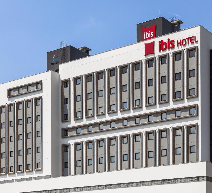 a building with the tufts hotel on top of it at ibis Tubarão in Tubarão