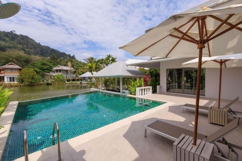 une image de la piscine d'une villa dans l'établissement Lakeview Pool Villa Near Beautiful Beach VCS1, à Phuket