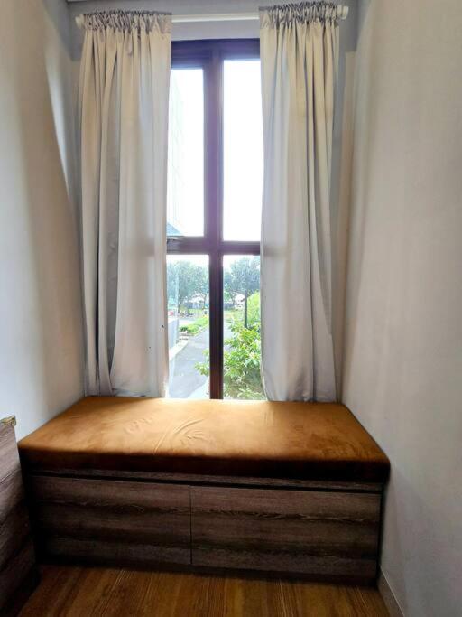 Postel nebo postele na pokoji v ubytování Apt Transpark Bintaro Studio with Pool by Damaresa