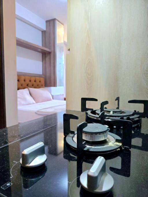 Postel nebo postele na pokoji v ubytování Apt Transpark Bintaro Studio with Pool by Damaresa