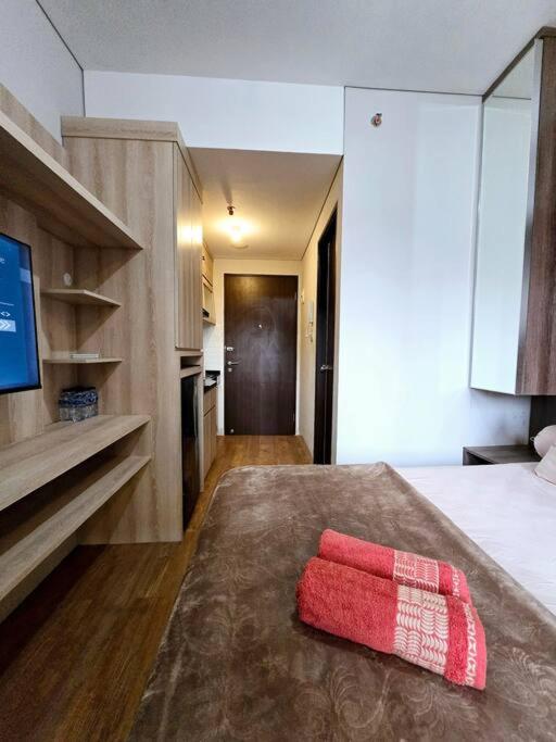 Postel nebo postele na pokoji v ubytování Apt Transpark Bintaro Studio with Pool by Damaresa