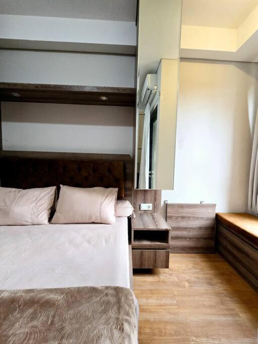 Postel nebo postele na pokoji v ubytování Apt Transpark Bintaro Studio with Pool by Damaresa