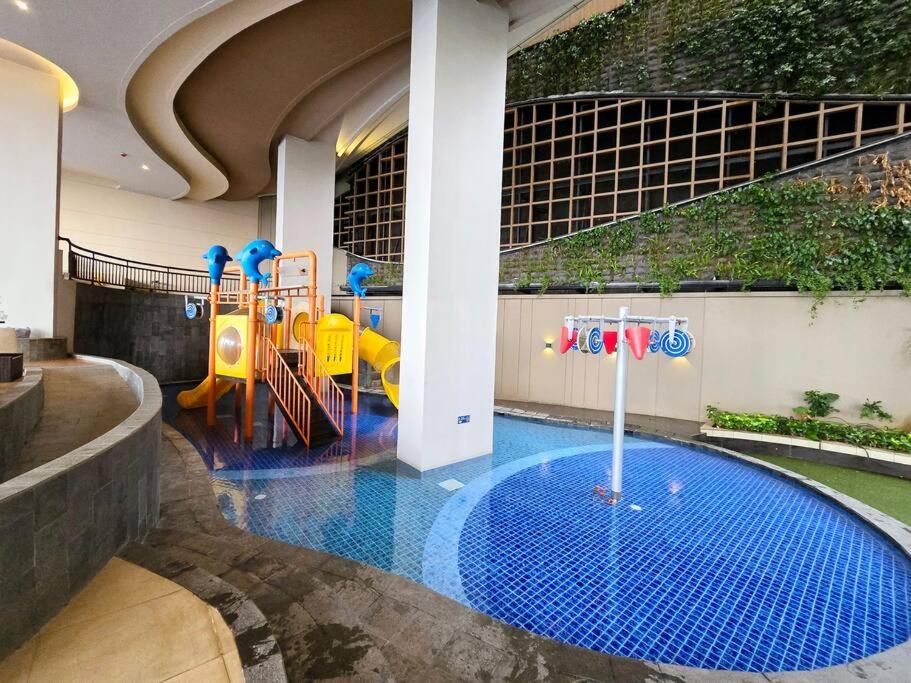 Bazén v ubytování Apt Transpark Bintaro Studio with Pool by Damaresa nebo v jeho okolí