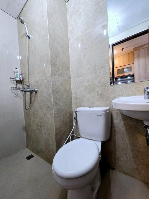 Koupelna v ubytování Apt Transpark Bintaro Studio with Pool by Damaresa