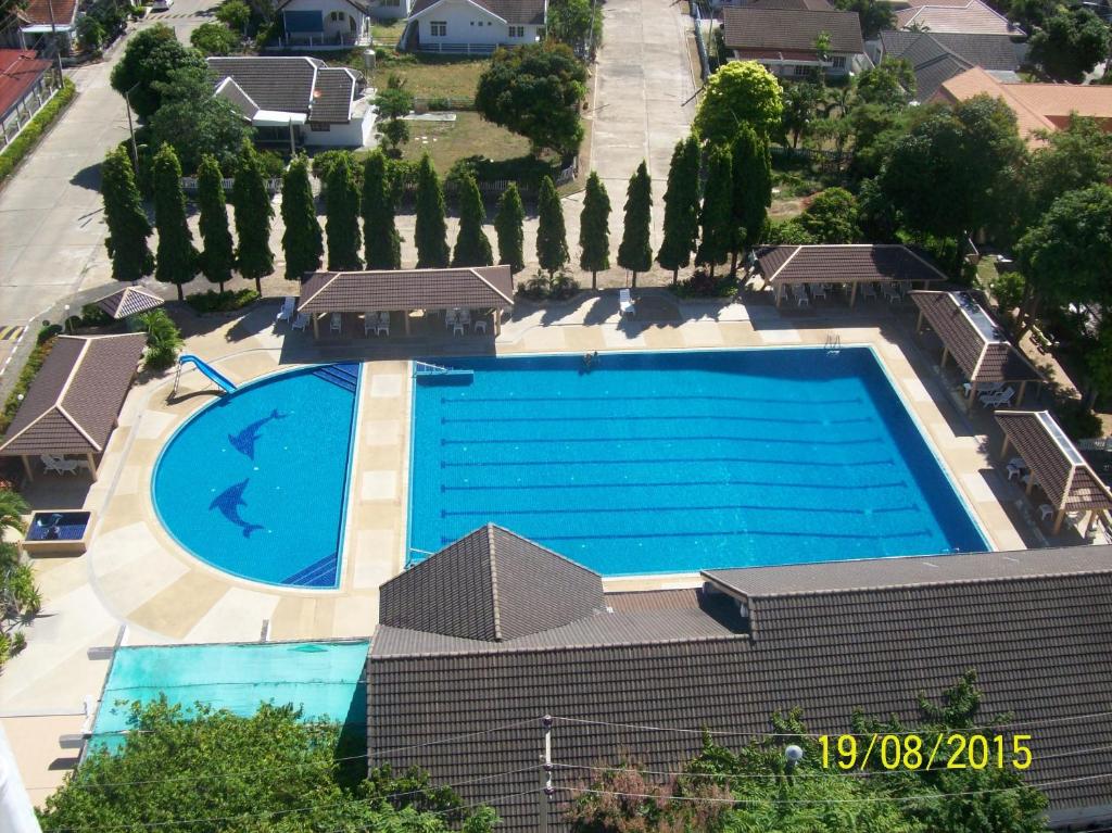 an overhead view of a large swimming pool at Jomtien Condotel Condominium in Pattaya South
