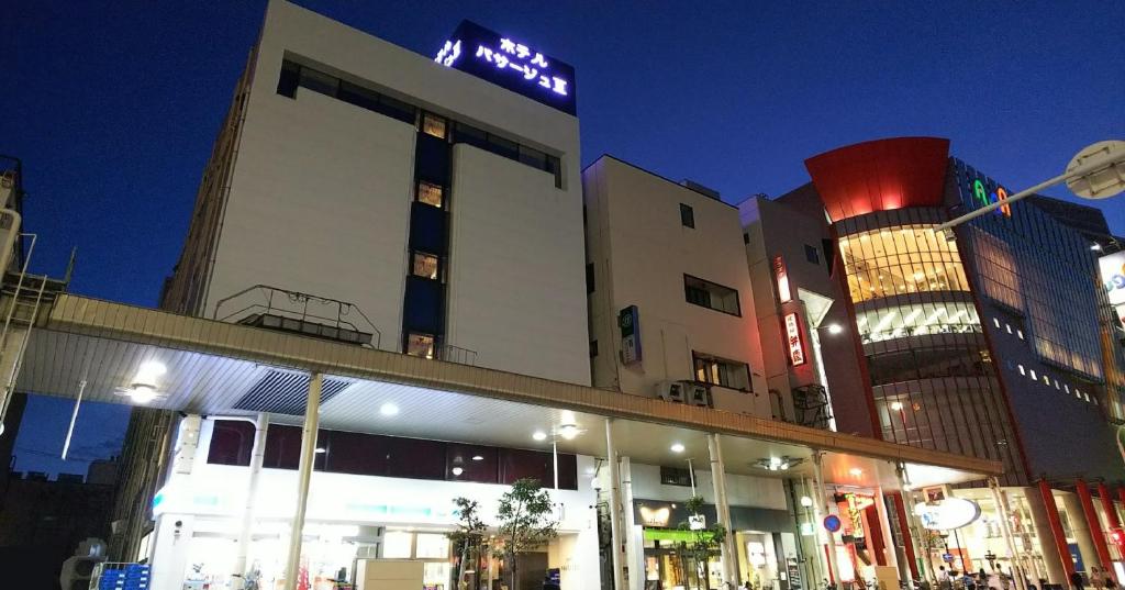 un edificio con un cartel en la parte superior en Hotel Passage 2, en Aomori