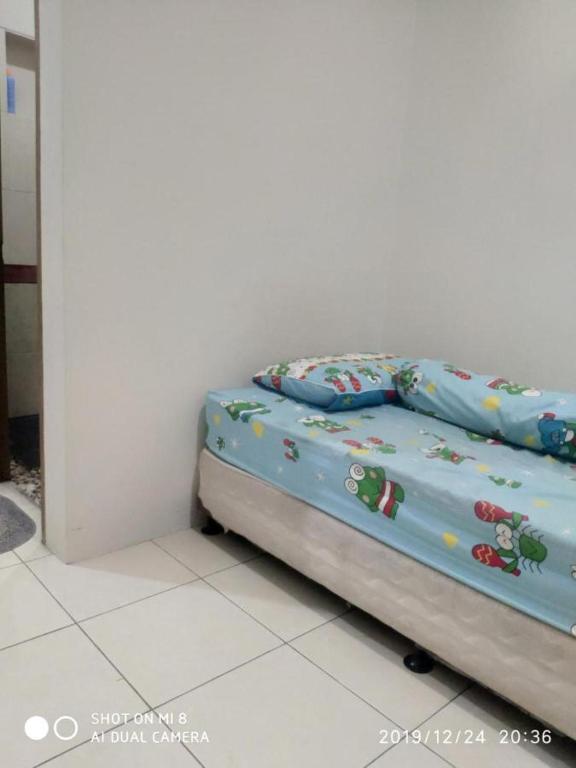 Postel nebo postele na pokoji v ubytování Kos Omah Yanto 19