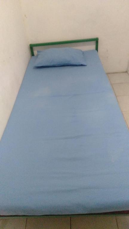 Postel nebo postele na pokoji v ubytování Kos Omah Yanto 19