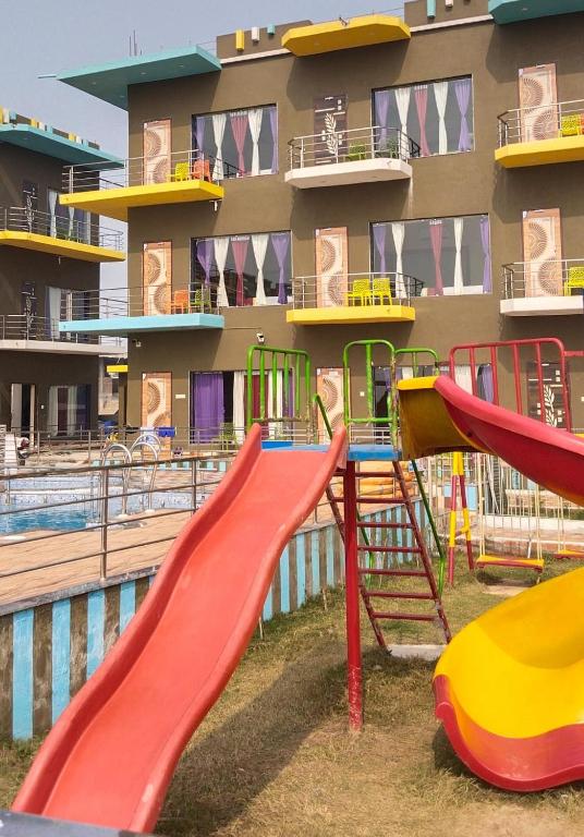 Bazén v ubytování ST Apple Beach Resort Mandarmani nebo v jeho okolí