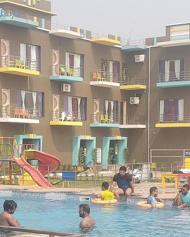 Bazén v ubytování ST Apple Beach Resort Mandarmani nebo v jeho okolí