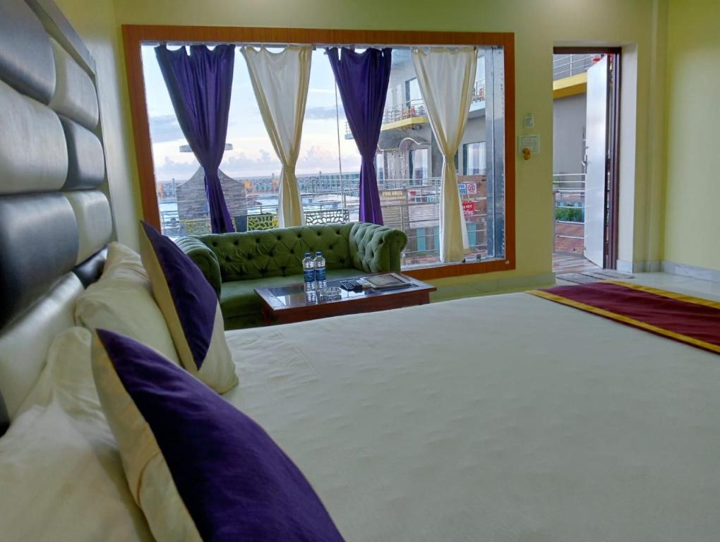 Postel nebo postele na pokoji v ubytování ST Apple Beach Resort Mandarmani