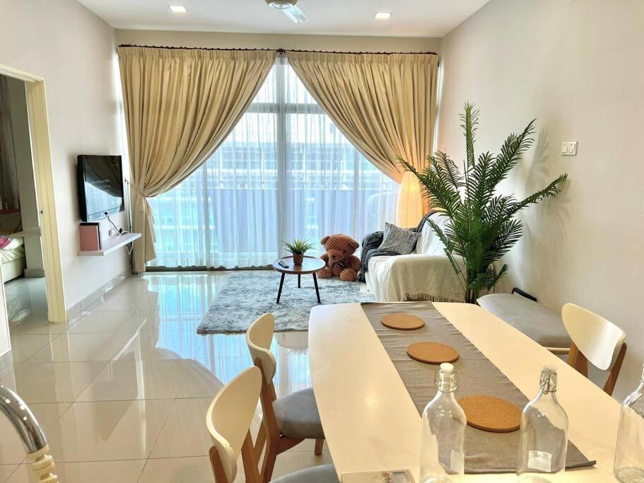 uma sala de estar com uma mesa e cadeiras e um sofá em Mount Austin Retreat em Johor Bahru