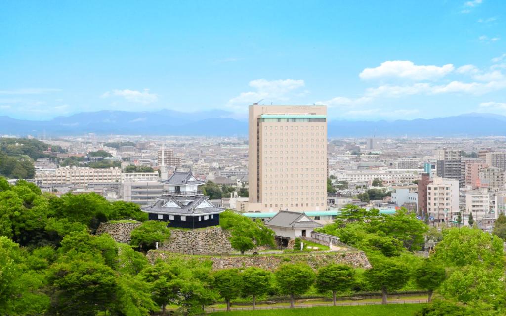 vista su una città con un edificio alto di Hotel Concorde Hamamatsu a Hamamatsu