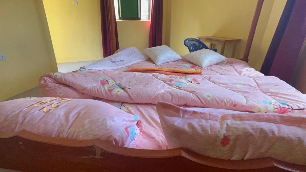 2 camas en un dormitorio con sábanas y almohadas rosas en 020-22 Airbnbs, en Thika