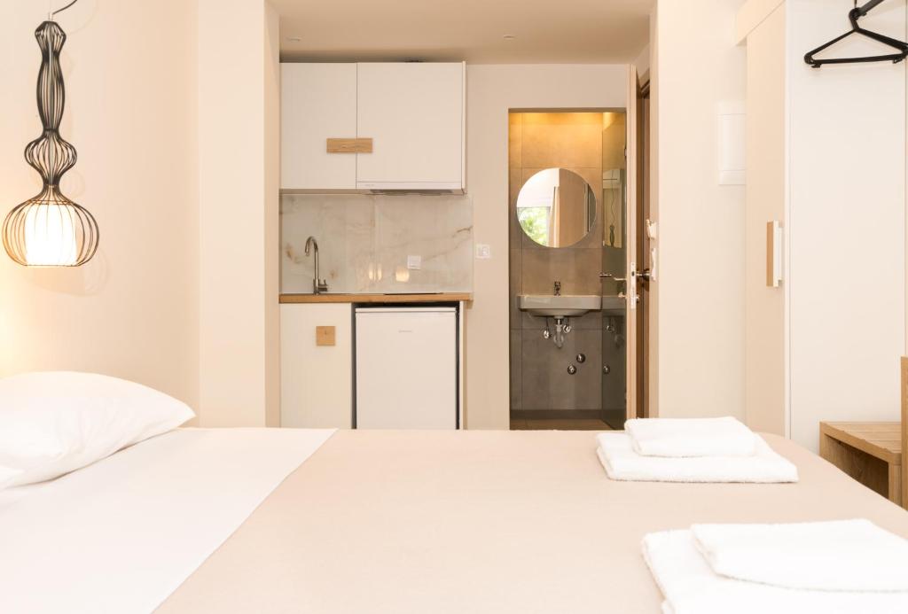 Postel nebo postele na pokoji v ubytování Mystery Suites and Apartments