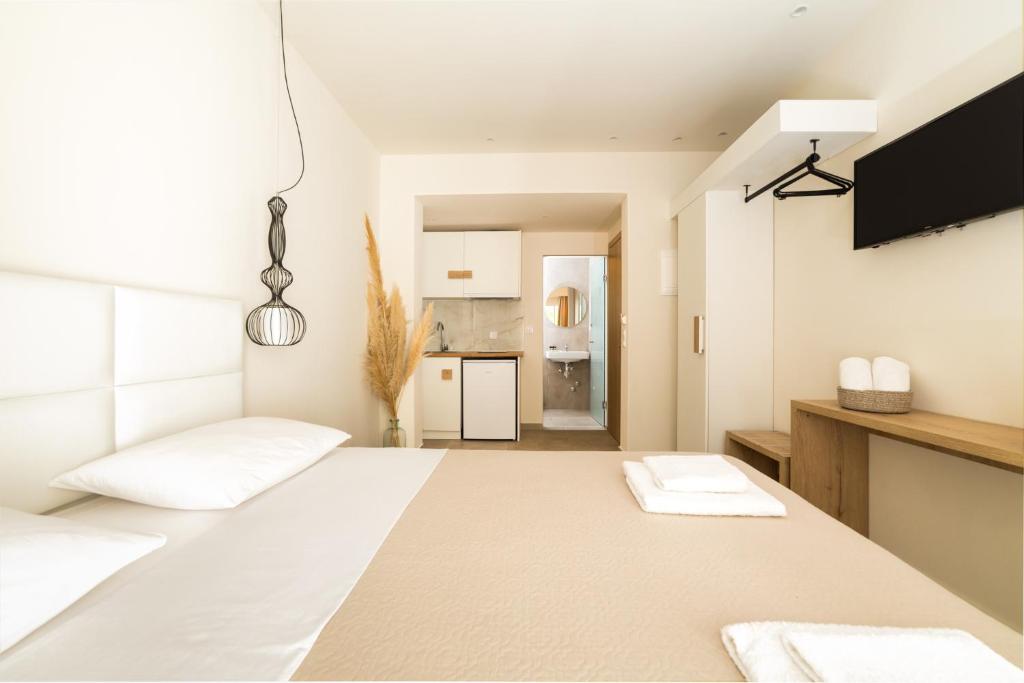 Postel nebo postele na pokoji v ubytování Mystery Suites and Apartments