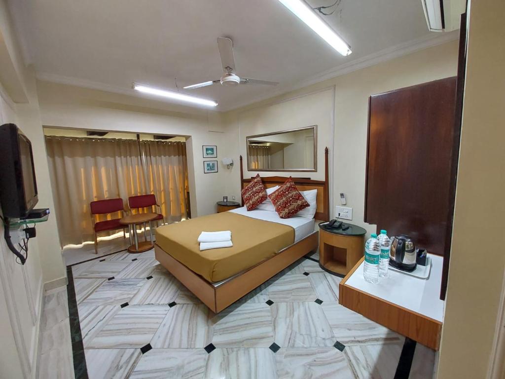um quarto de hotel com uma cama e uma mesa em Royal Park Hotel Dockyard em Mumbai