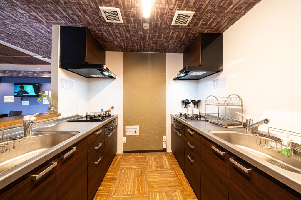 Kuchyň nebo kuchyňský kout v ubytování BEPPU HOSTEL U&T