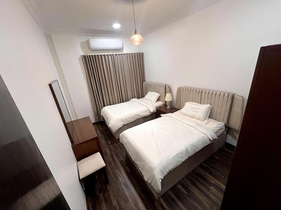 阿可賀巴的住宿－Ban Luxury Apartments，小型客房配有两张床,