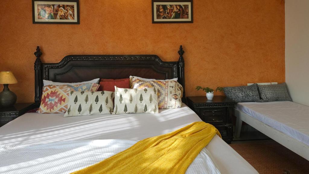 Postel nebo postele na pokoji v ubytování Prakash Kutir B&B